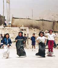 Bambini a Huaycan - Ruta 40 per il sociale - © archivio Ruta 40 - Bambini a Huaycan - Ruta 40 per il sociale - © archivio Ruta 40 -